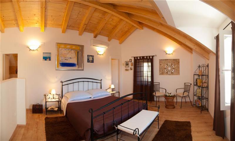 2 Bedroom Villa with Heated Pool in Solta Island, sleeps 4-6