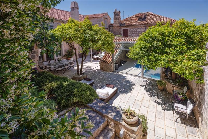 Sea-view villa in Hvar Town, photograph 1