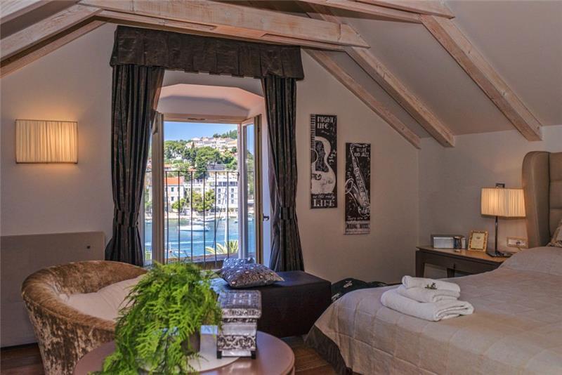 Sea-view villa in Hvar Town, photograph 21