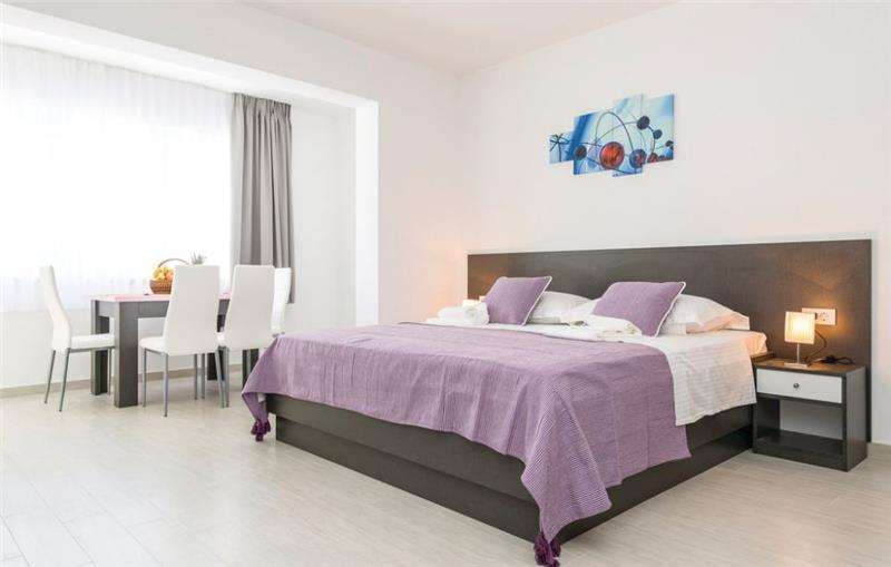 4 Bedroom Villa with Pool in Radovcici, sleeps 8 - 12 