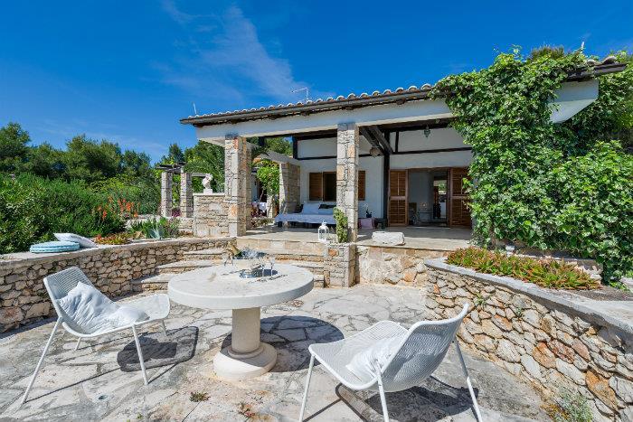 Beachfront villa in Milna, photograph 8