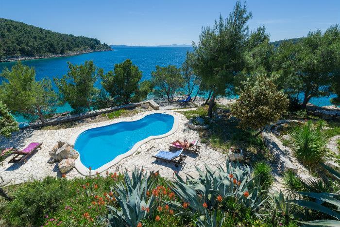 Beachfront villa in Milna, photograph 1