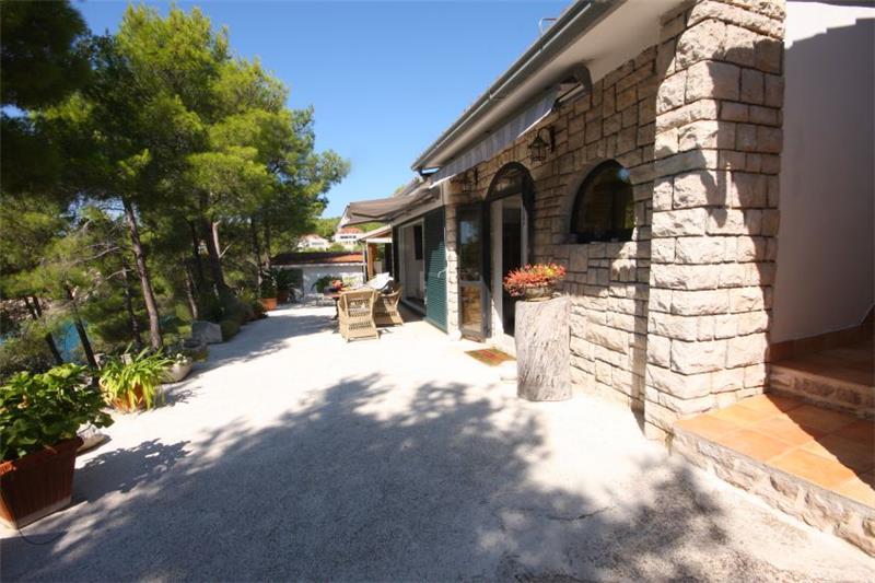Beachfront villa in Milna, photograph 15