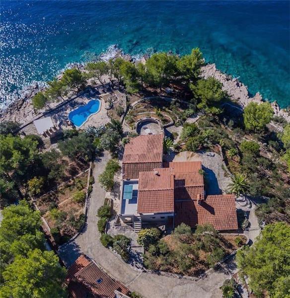 Beachfront villa in Milna, photograph 3