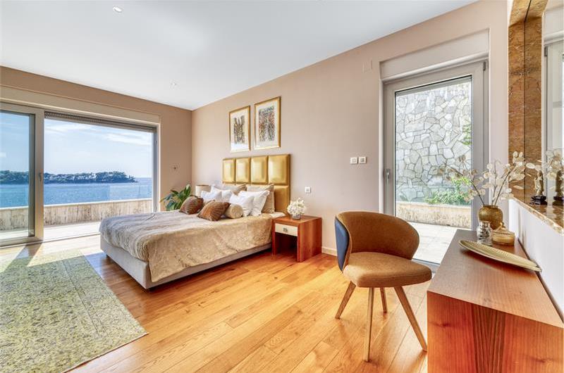 Luxury 5 Bedroom Beachfront Villa with Pool in Lozica near Dubrovnik, sleeps 10-12