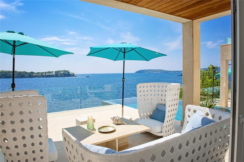 Beachfront villa in Lozica, photograph 2