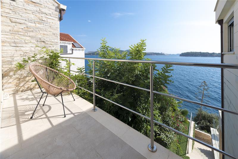 Beachfront villa in Lozica, photograph 26