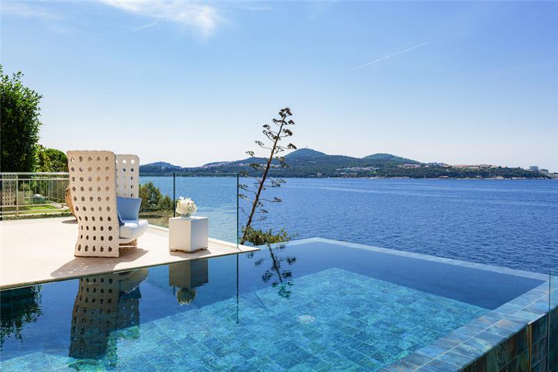 Beachfront villa in Lozica, photograph 1
