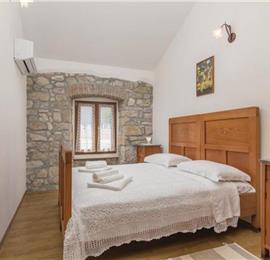 4 Bedroom Villa with Pool in Nova Vas near Novigrad, sleeps 8