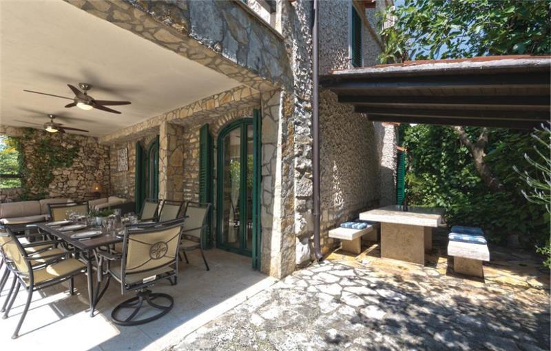 4 Bedroom Villa with Pool in Rovinjsko Selo near Rovinj, sleeps 8