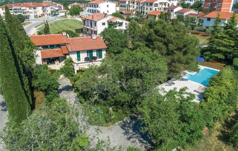 4 Bedroom Villa with Pool in Rovinjsko Selo near Rovinj, sleeps 8