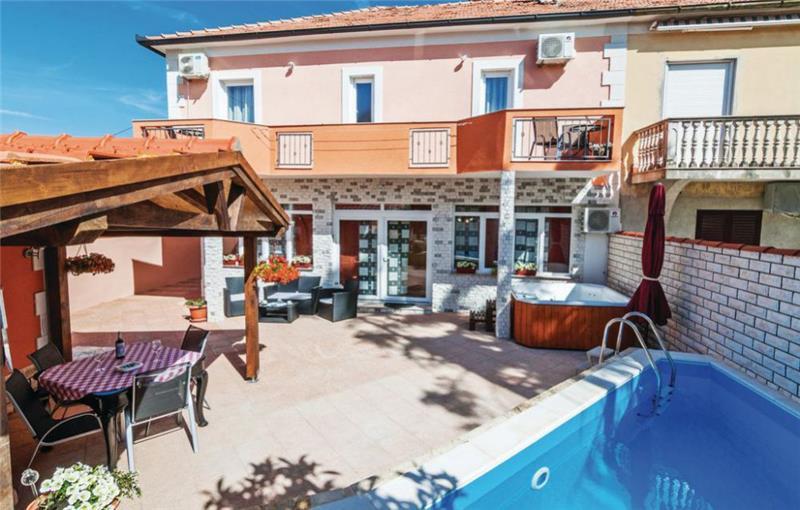 4 Bedroom Villa with Pool in Zadar, sleeps 8
