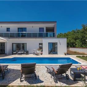 4 Bedroom Villa with Pool in Vinez near Labin, sleeps 8