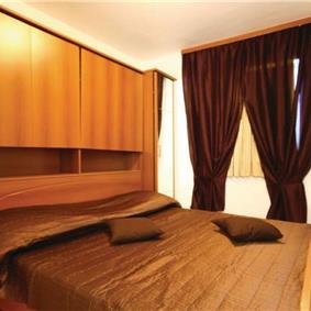 6 Bedroom Villa with Pool in Razanj near Rogoznica, sleeps 15