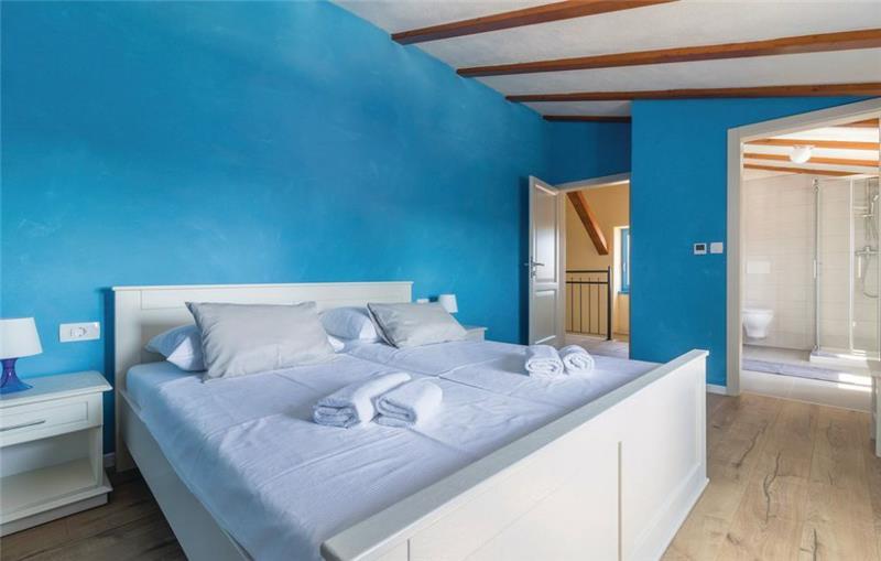 9 Bedroom Villa with Pool in Bokordici near Svetvincenat, sleeps 20