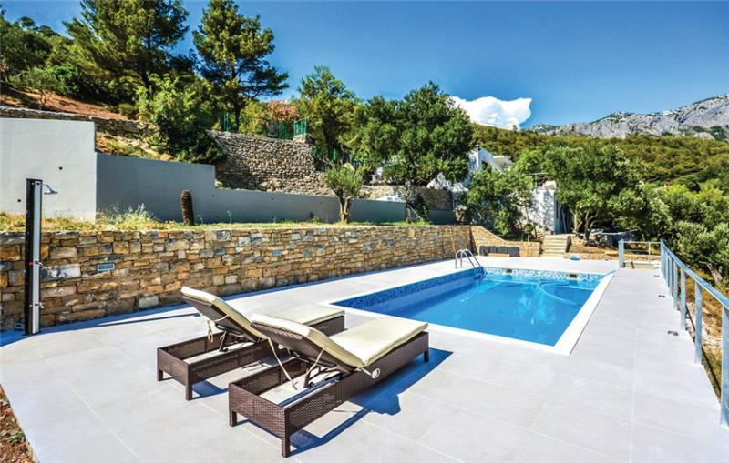 2 Bedroom Villa with Pool in Zrnovica near Split, sleeps 4-5