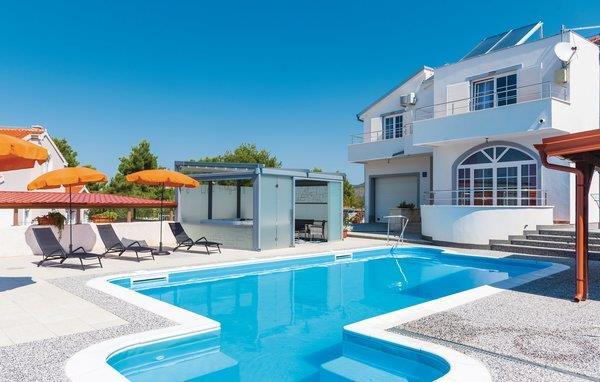 Sea-view villa in Sibenik, photograph 1
