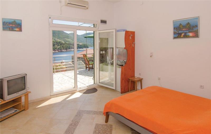 Beachfront villa in Trstenik, photograph 5