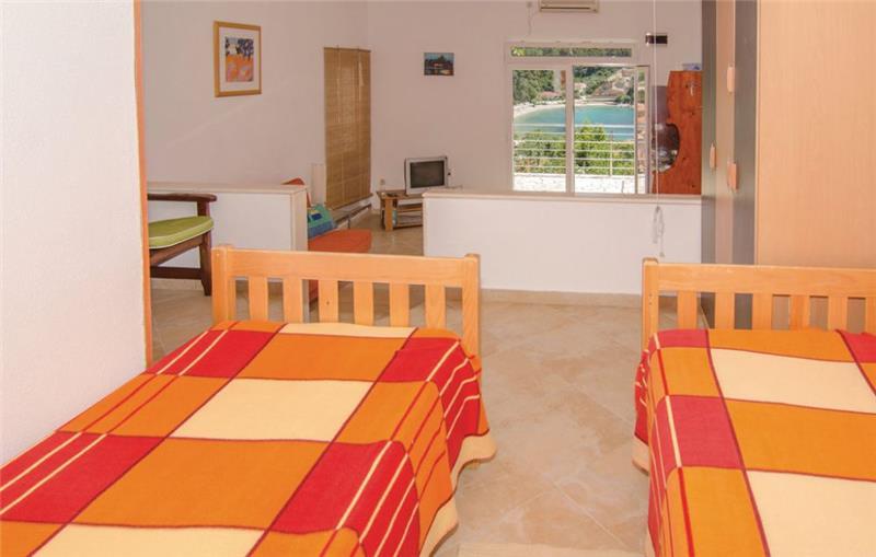 Beachfront villa in Trstenik, photograph 6