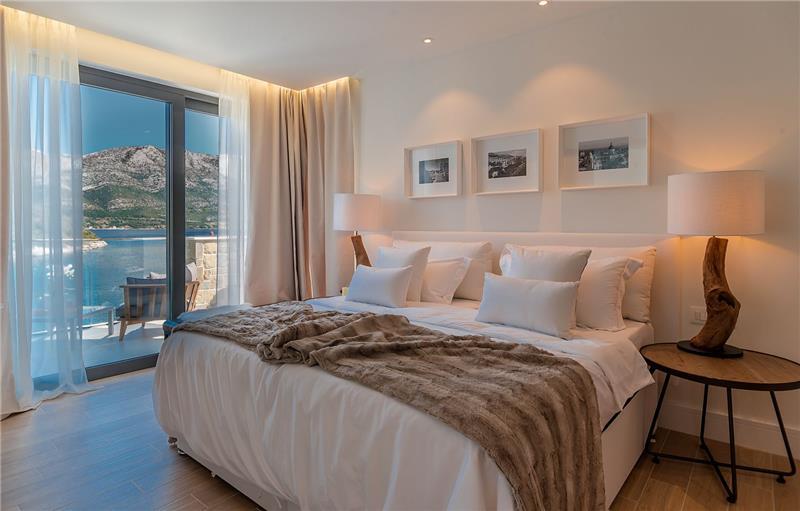 Beachfront villa in Zrnovo, photograph 12