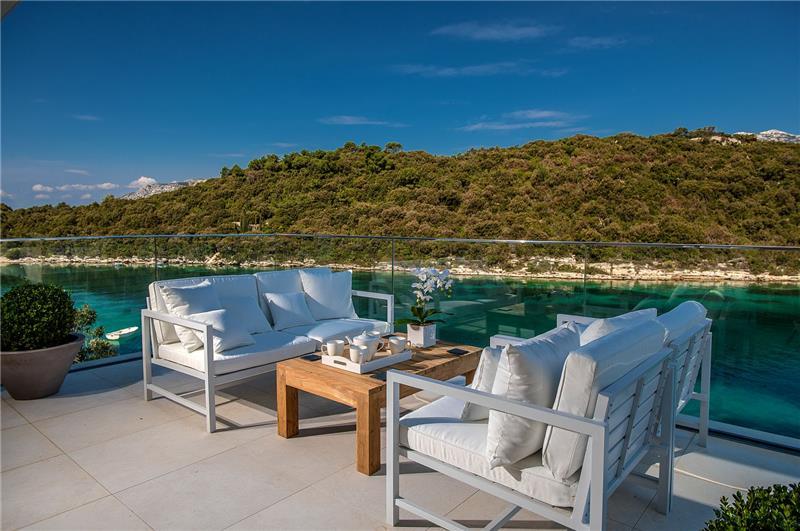 Beachfront villa in Zrnovo, photograph 4