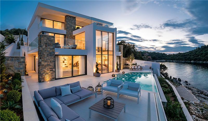 Beachfront villa in Zrnovo, photograph 1