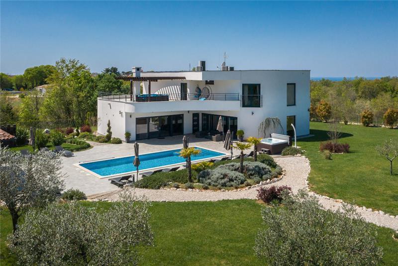 Villa in Jursici, photograph 1