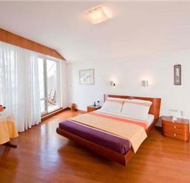 4 Bedroom Luxury Seaside Villa with Pool, Sleeps 8