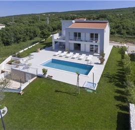 4 bedroom villa with pool near Labin, sleeps 8-9