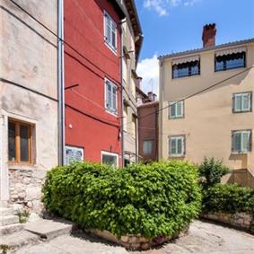 2 Bedroom Townhouse with Terrace in Rovinj, Sleeps 4-6
