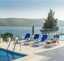 2 and 3 bedroom apartments with shared pool and sea views in Seget Vranjica near Trogir, sleeps 4-6