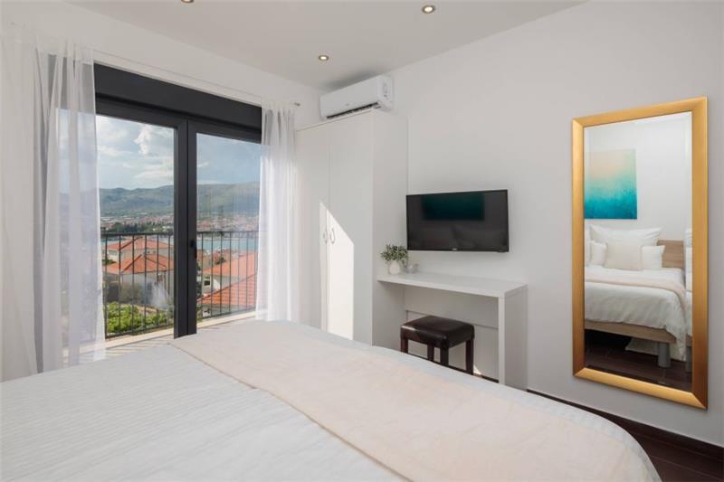 Sea-view villa in Ciovo, photograph 16