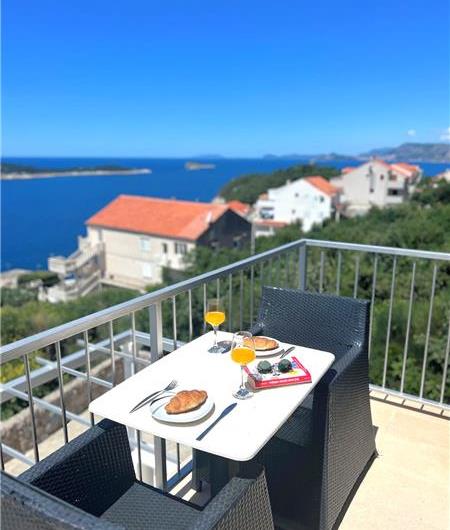 9 Bedroom Villa with Pool and Sea Views in Cavtat, sleeps 18