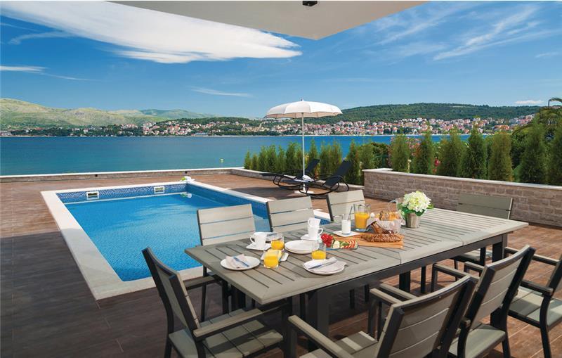 Beachfront villa in Ciovo, photograph 2