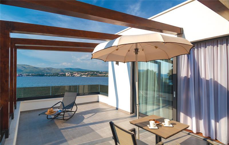 Beachfront villa in Ciovo, photograph 4