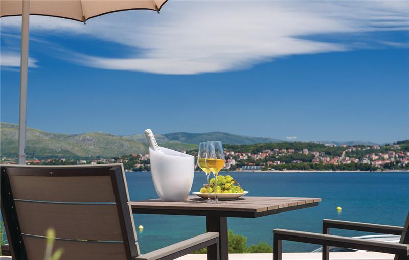 Beachfront villa in Ciovo, photograph 3