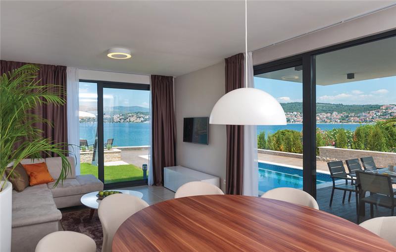 Beachfront villa in Ciovo, photograph 5