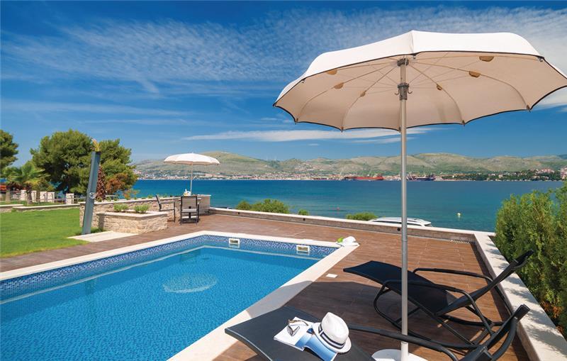 Beachfront villa in Ciovo, photograph 1