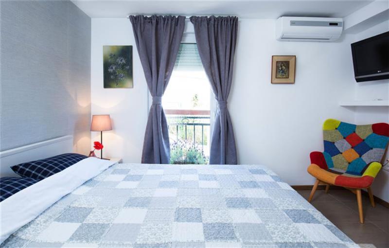 4 Bedroom Villa with Pool and Sea Views in Seget Vranjica, Sleeps 8