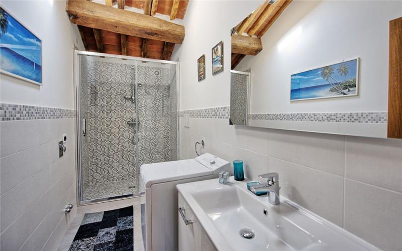 7 Bedroom Villa with Pool near Loro Ciuffenna in Tuscany, Sleeps 14