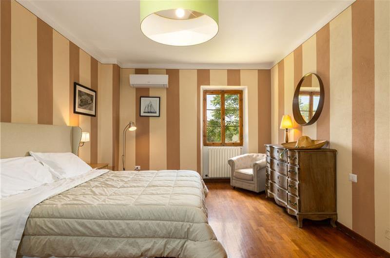 8 Bedroom Villa with Pool near Certaldo, Tuscany, Sleeps 14 - 15