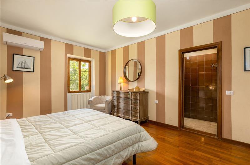 8 Bedroom Villa with Pool near Certaldo, Tuscany, Sleeps 14 - 15