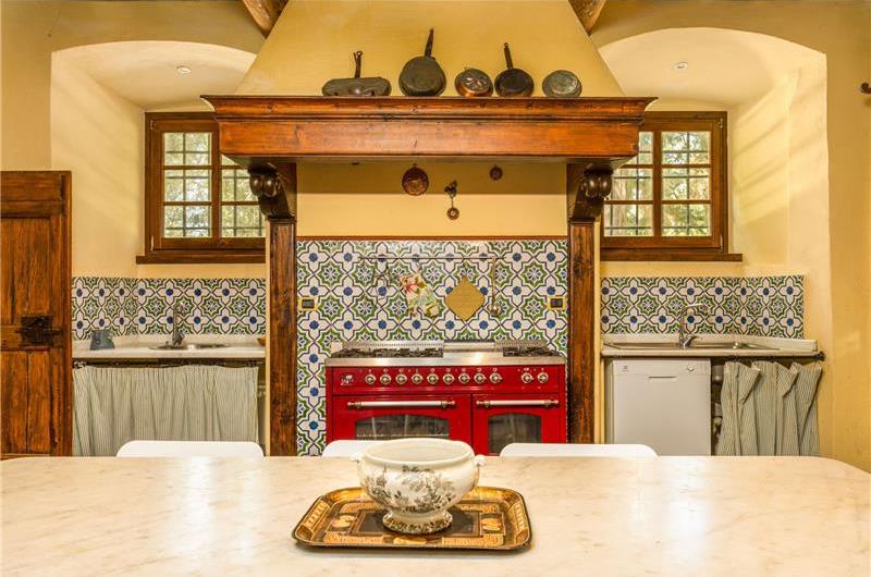 8 Bedroom Villa with Pool near Certaldo, Tuscany, Sleeps 14 - 15