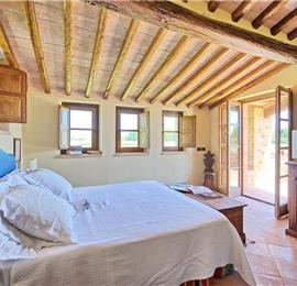 4 Bedroom Villa with Pool near Assisi in Umbria, Sleeps 9