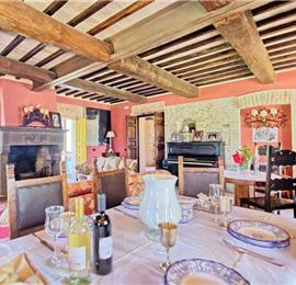 4 Bedroom Villa with Pool near Assisi in Umbria, Sleeps 9