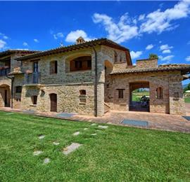 4 Bedroom Villa with Pool near Assisi in Umbria, Sleeps 9
