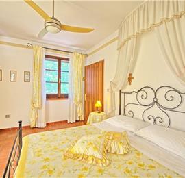 7 Bedroom Villa with Pool near Assisi in Umbria, Sleeps 13-15