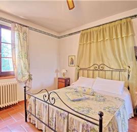 7 Bedroom Villa with Pool near Assisi in Umbria, Sleeps 13-15