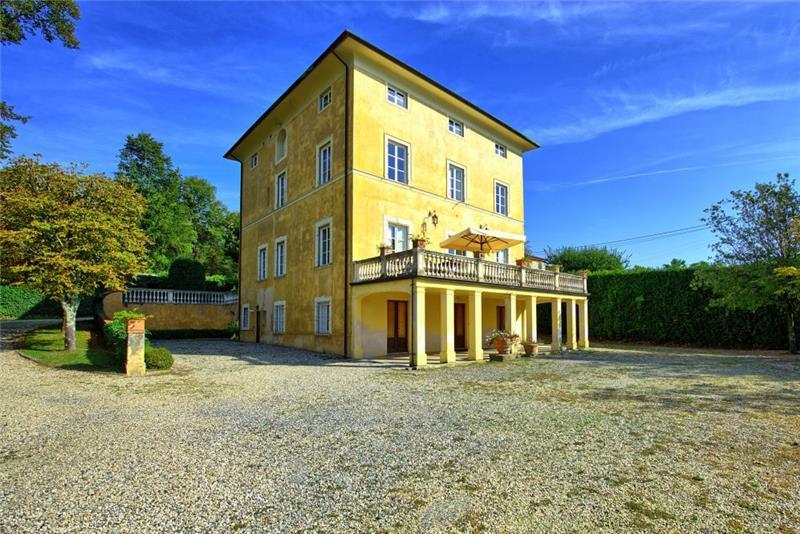 Villa in Tuscany, photograph 1