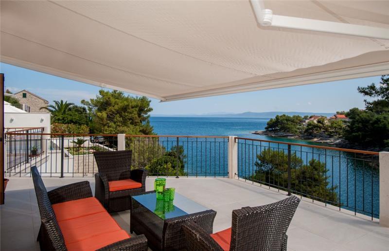 Beachfront villa in Brač, photograph 6